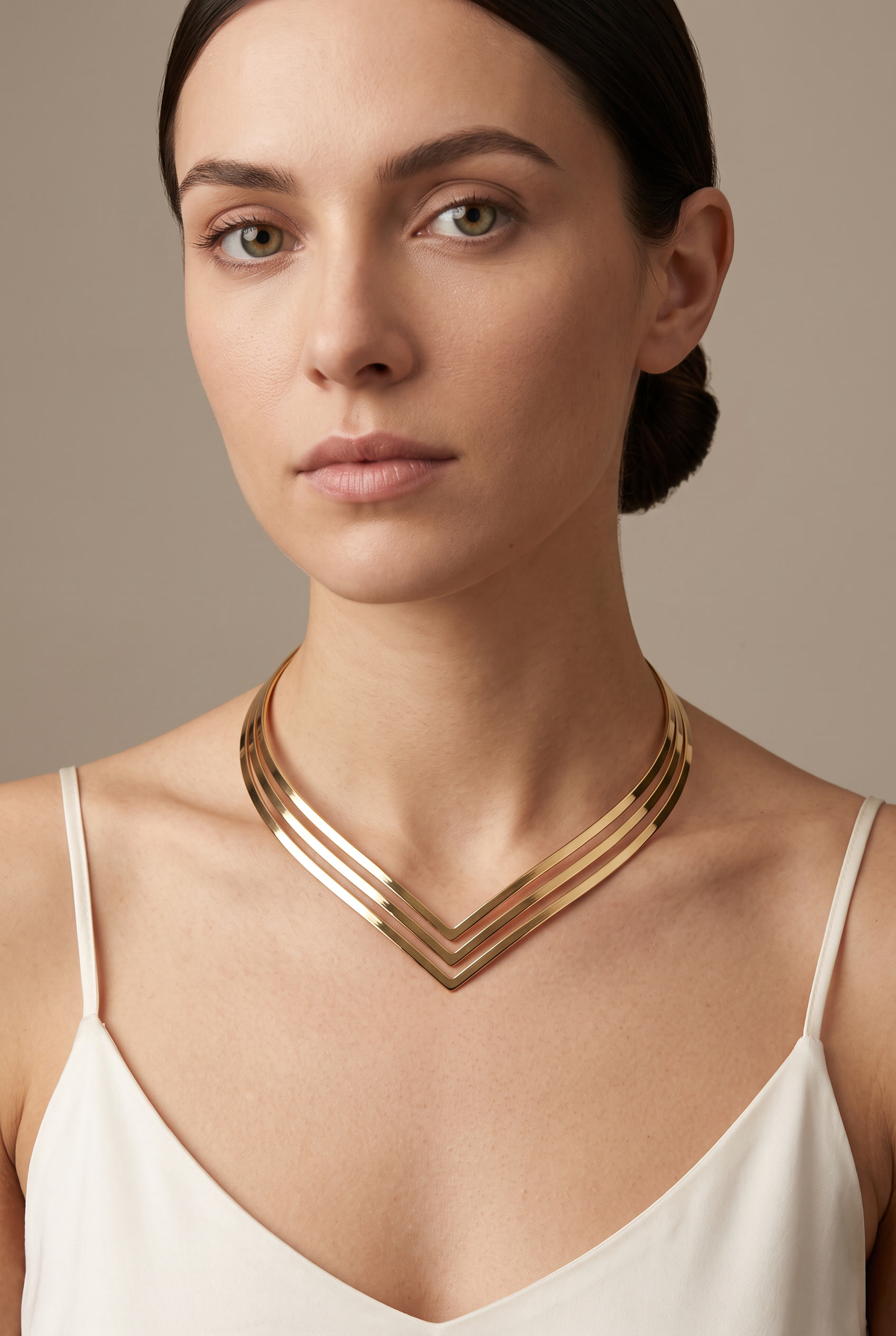 Triple-band V-shaped torque collar in gold worn on the neck